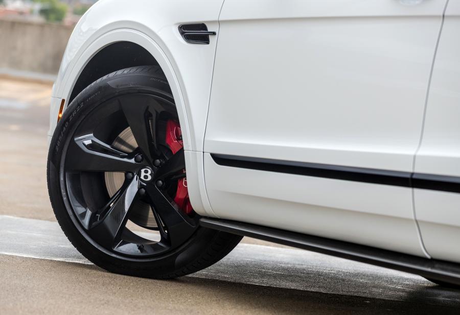 Детали экстерьера Bentley Bentayga V8 2018 года  (NA) (фото 9 из 22)